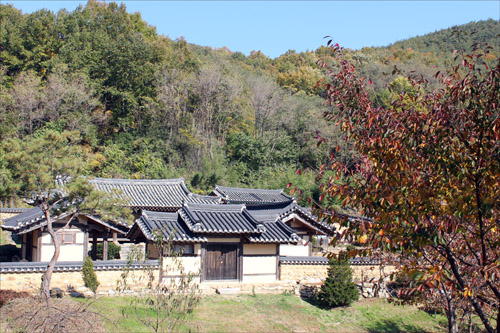 안산영당을 거느린 이씨 재실의 전경. 경내의 오른쪽 뒤편 구석에 있는 안산영당은 사진으로든 실경으로든 이런저런 건물들에 가려 보이지 않는다.