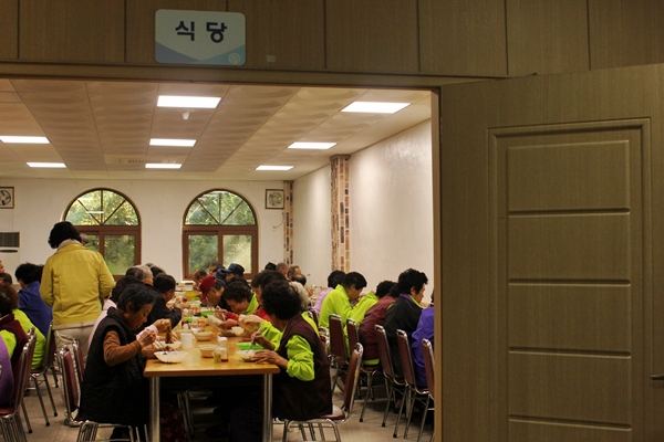 대피소에 있는 주민들이 임천리 청소년수련원 식당에서 '스님짜장'을 드시고 있다