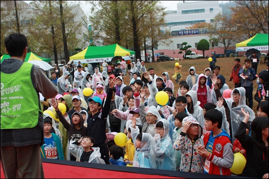  발암물질 사업본부 장종익 사무국장이 시민들과 함께 퀴즈풀이 문제를 진행하고 있다.