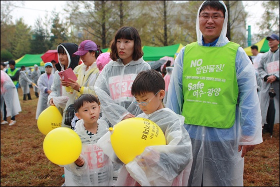  '제2회 산업재해 없는 안전한 시민걷기대회' 참가한 고병희(YNCC지회)씨 가족이 기념사진을 찍었다.