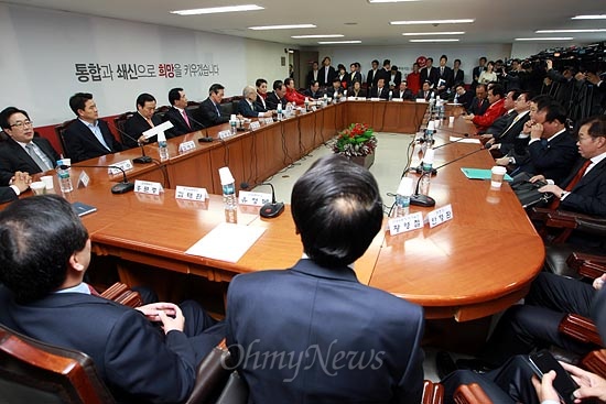 지난 10월 29일 오전 여의도 새누리당사에서 김용준·정몽준·김성주 공동선대위원장, 김무성 총괄선대본부장, 황우여 대표, 한광옥 국민통합위 수석부위원장 등이 참석한 가운데 중앙선대위 전체회의가 열리고 있다.(자료 사진)