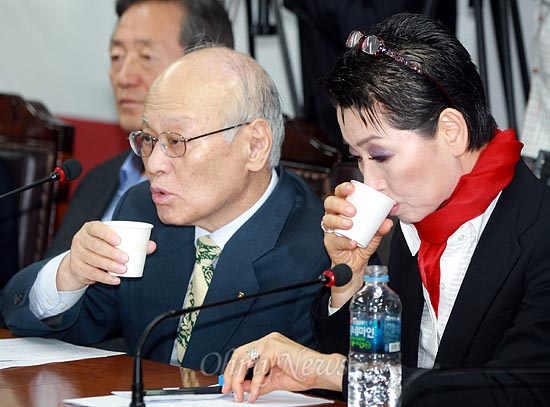 김용준·김성주 공동선대위원장이 10월 29일 오전 여의도 새누리당사에서 열린 중앙선대위 전체회의에서 물을 마시고 있다.