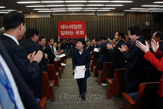 박근혜 새누리당 대선후보가 29일 오후 국회에서 열린 의원총회에서 대선승리를 위해 의원들이 노력해달라고 강조한 뒤 떠나고 있다.