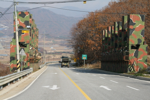  양구군 돌산령터널을 나오면 해안면이다. 군사지역을 알리듯 진입로부터 군용트럭이 앞을 가로막았다.