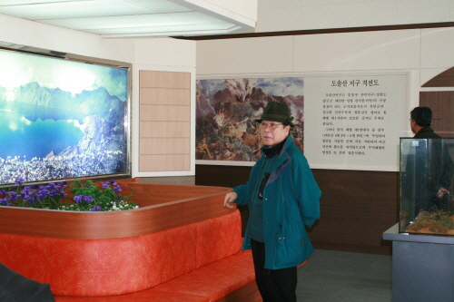 서울에서 오신 어르신이 전쟁기념관을 둘러보고 있다.