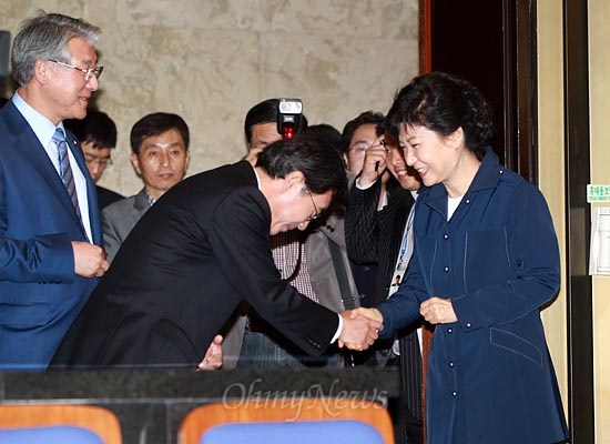 박근혜 새누리당 대선후보가 29일 오후 국회에서 열린 의원총회에 앞서 입구에 서서 입장하는 의원들과 일일이 악수를 하고 있다.