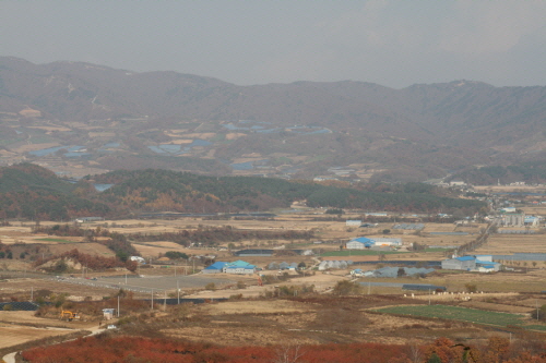 사진 아래로 보이는 마을과 뒤로 보이는 산을 넘으면 북한 땅이다.