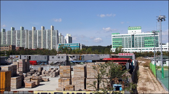 대전시 서구 관저동 건양대병원앞 병원 부지 용지에 쌓여 있는 컨테이너박스 오른쪽 뒷편 건물이 건양대병원이다.