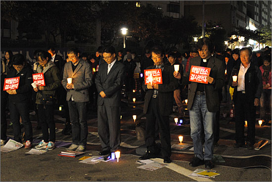 2012년 10월, '후쿠시마 핵발전소 폭발 사고'로 희생을 당한 사람들을 묵념을 하고 있는 시민들.