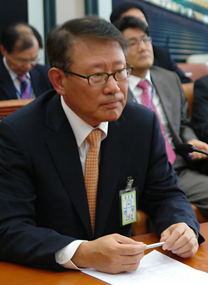 삼성중공업 노인식 사장이 의원들의 질의에 답변하고 있다.