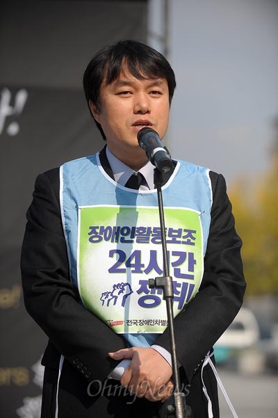 지난 2012년 10월 26일 화재로 사망한 뇌성마비 중증장애인 김주영씨의 노제가 10월 30일 오전 서울 종로구 광화문광장에서 열린 가운데 김종철 진보신당 대표권한대행이 추모사를 하고 있다.