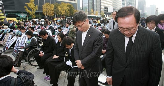  노회찬 진보정의당 대표와 이상규 통합진보당 의원이 묵념을 하고 있다.