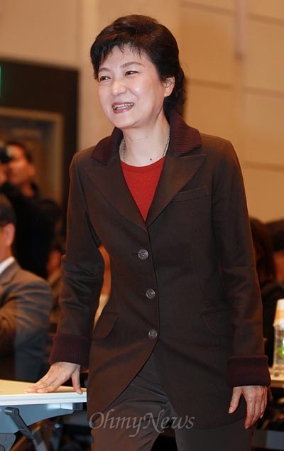 박근혜 새누리당 대선후보가 30일 오후 서울 상암동 중소기업 DMC타워에서 열린 '100만 정보·방송·통신인과 함께하는 초청 간담회'에 참석하고 있다.