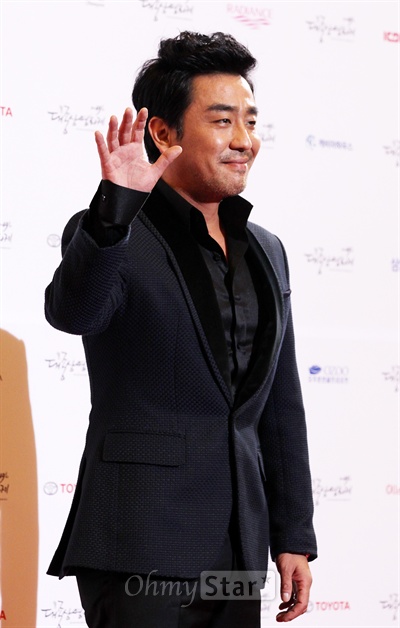  30일 저녁 서울 여의도 KBS홀에서 열린 제49회 대종상 영화제 레드카펫에서 배우 류승룡이 손을 들어 인사하며 미소짓고 있다.