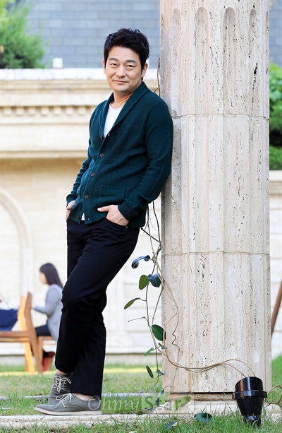  영화<비정한 도시>에서 돈일호 역의 배우 조성하가 12일 오후 서울 청담동의 한 카페에서 인터뷰에 앞서 여유있는 포즈를 취하고 있다.