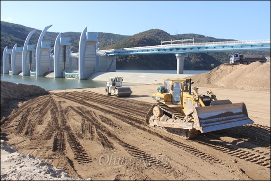 한국수자원공사와 에스케이건설은 10월 말부터 낙동강 합천창녕보 좌안 둔치에 '섬유 부직포' 등을 설치하는 공사를 벌이고 있다. 