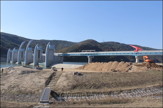 한국수자원공사와 에스케이건설은 10월 말부터 낙동강 합천창녕보 좌안 둔치에 '섬유 부직포' 등을 설치하는 공사를 벌이고 있다. 