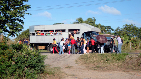 이른 아침 트럭을 개조한 버스(camion)에 타는 쿠바 사람들