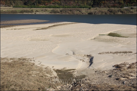 낙동강 합천창녕보가 보이는 하류 지점으로 외삼학2 배수문 쪽 강에 모래가 다시 쌓이는 재퇴적 현상이 일어나고 있다.