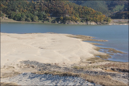 낙동강 합천창녕보가 보이는 하류 지점으로, 외삼학2 배수문 쪽 강에 모래가 다시 쌓이는 재퇴적 현상이 나타나고 있다.