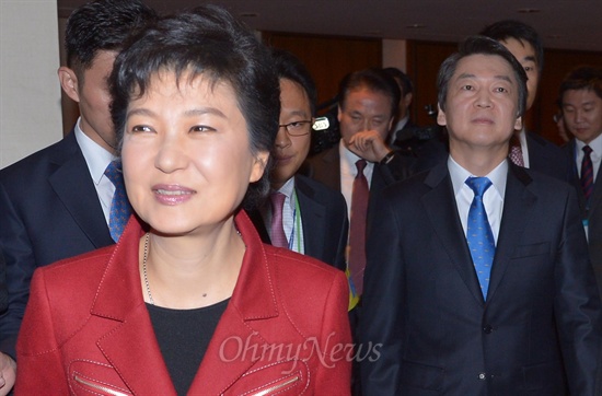 박근혜 새누리당 대선후보와 안철수 무소속 대선후보가 1일 오전 신라호텔에서 열리는 SBS 주최 제10차 미래한국리포트 '착한성장사회를 위한 리더십'에 참석하고 있다.