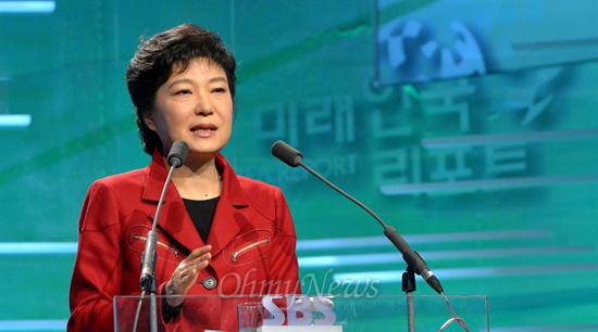 박근혜 새누리당 대선후보가 1일 오전 신라호텔에서 열리는 SBS 주최 제10차 미래한국리포트 '착한성장사회를 위한 리더십'에 참석해 앵커의 질문에 답변하고 있다.