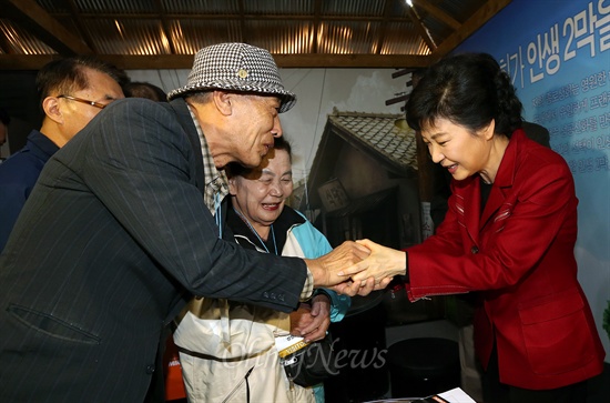새누리당 박근혜 대통령 후보가 1일 서울 삼성동 코엑스에서 열린 '4060인생설계 박람회'에서 관람객들과 악수를 하고 있다.