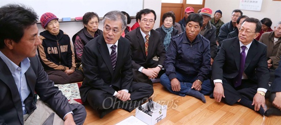  문재인 민주통합당 대통령후보가 1일 낮 강원도 고성군 현내면 명파리 명파복지회관에서 열린 '금강산 관광 중단 피해 기업인 및 주민 간담회'에서 "집권하면 바로 금강산관광을 재개하겠다"고 말하고 있다. 