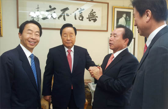 김영삼 전 대통령을 만난 이인제 선진통일당 대표(사진 왼쪽은 김현철씨)