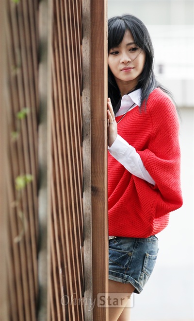  1년 만에 신곡 디어 러브(Dear. Love)를 발표한 작사가 겸 가수 한지은이 24일 오전 서울 상암동 오마이스타 사무실에서 인터뷰에 앞서 포즈를 취하고 있다.
