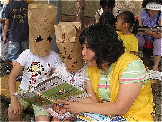 부산 반송동 희망세상은 느티나무도서관을 중심으로 많은 활동을 전개하고 있다. 엄마가 읽어주는 동화 행사를 비롯해서 유치원 아이들의 '한 반 나들이', 엄마랑 아기랑 도서관 나들이, 방학을 이용한 1박2일 '도서관 캠프' 등을 진행해오고 있다. 