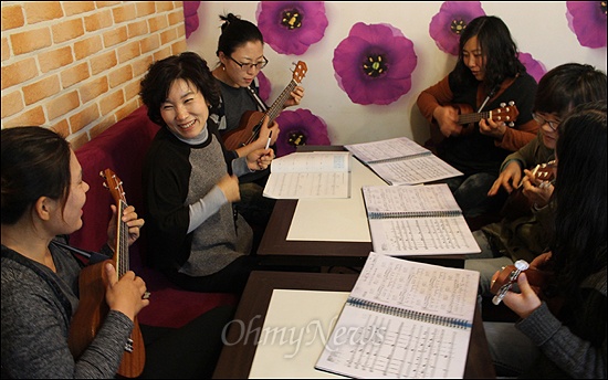  매주 수요일 반송 느티나무도서관에서는 주민들의 우쿠렐레 교실이 열린다. 강사도 학생도 모두 지역 주민이다. 이외에도 주부대학, 좋은아버지모임, 요리교실, 이주여성 한국어 교실 등 수많은 강좌가 일주일 내내 이어진다. 희망세상은 주민들의 요구가 있으면 무엇이라도 가르친다는 계획을 갖고있다.  