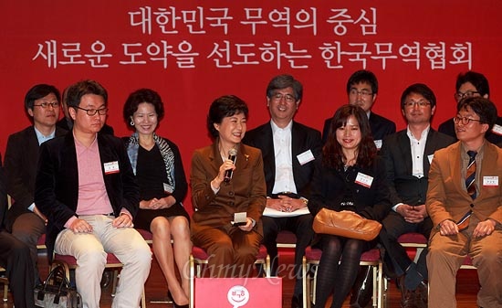 박근혜 새누리당 대선 후보가 2일 오전 서울 삼성동 코엑스에서 열린 '경제위기 현장에서 답을 찾다-3탄 무역인과의 만남'에 참석한 가운데 참석자들과 함께 웃고 있다.
