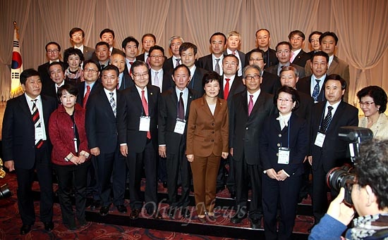 박근혜 새누리당 대선후보가 2일 오후 여의도 중소기업중앙회에서 열린 하나로전국연합 주최 '사회 통합을 위한 하나로 정책포럼'에서 주최측 인사들과 기념촬영을 하고 있다.