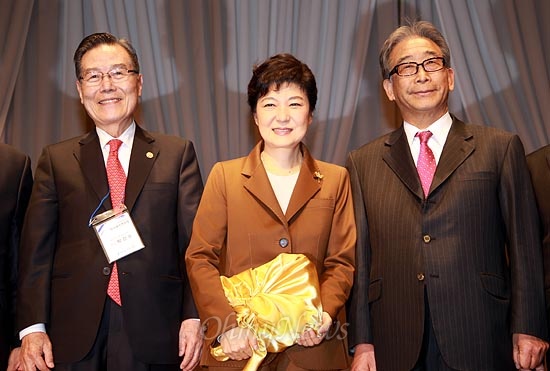 박근혜 새누리당 대선후보가 황금색 보자기에 싸인 '정책집'을 받은 뒤 기념촬영을 하고 있다.