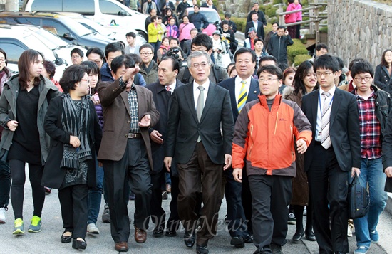 문재인 민주통합당 대선후보가 2일 서울 성북구 장수마을에서 주거복지정책을 발표한후 마을을 둘러보고 있다.