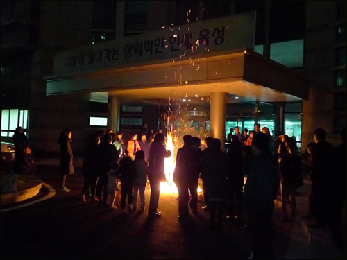 안양 해오름초등학교 학부모들과 관양지구 주민들이 2일 자정을 넘겨 안양과천교육지원청 청사 앞에서 불을 피우며 밤샘 농성을 벌이고 있다.