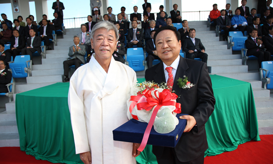 정재원 회장(오른쪽)이 평화대상을 수상하고 있다. 왼쪽은 이재근 산청군수.