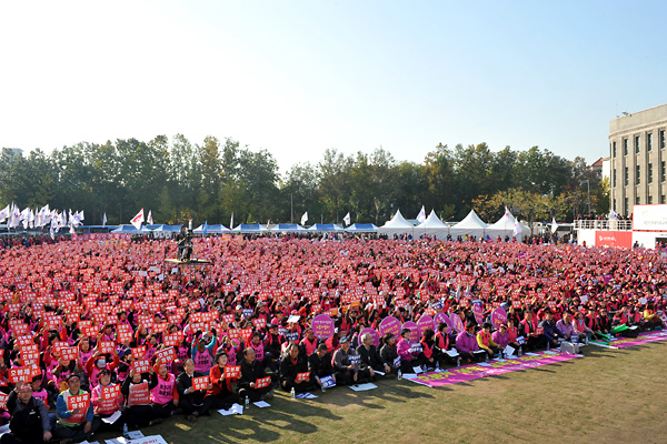 학교 비정규직 노동자들이 2만여 명은 3일 오후 서울시청앞 광장에서  '전국학교 비정규직 노동자대회'를 개최했다.