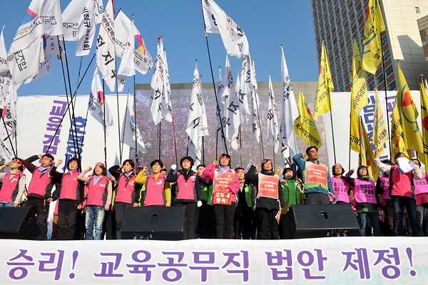 학교 비정규직 노동자들이 2만여 명은 3일 오후 서울시청앞 광장에서  '전국학교 비정규직 노동자대회'를 개최하고 "호봉제 도입, 교육공무직 전환이 이뤄지지 않을 경우 총파업에 들어가겠다"고 경고했다.

