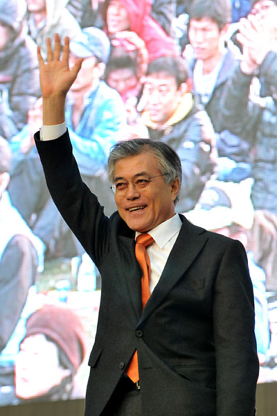 3일 오후 서울광장에서 열린 `2013 새로운 교육실현 국민연대' 행사에 참석한 민주통합당 문재인 대선후보가 인사말을 마친후 참가자들을 향해 손을 흔들고 있다.
