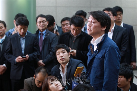  안철수 무소속 대선후보가 4일 오후 전북 군산시 새만금방조제 신시전망대를 방문한 뒤 기자들의 질문에 답변하고 있다. 