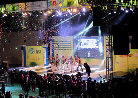 “인천주니어클럽”의 (인천스타일) 춤을 출땐 삼산체육관을 가득메운 인천 시민이 하나되어 음악에 맞춰 인천스타일 말춤을 추어 공연장이 열기로 가득하다. 
