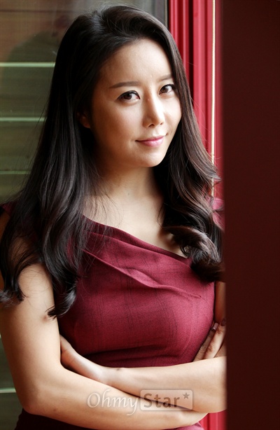  영화<전망 좋은 집>에서 아라 역의 배우 하나경이 22일 오후 서울 삼청동의 한 카페에서 인터뷰에 앞서 매혹적인 미소를 짓고 있다.