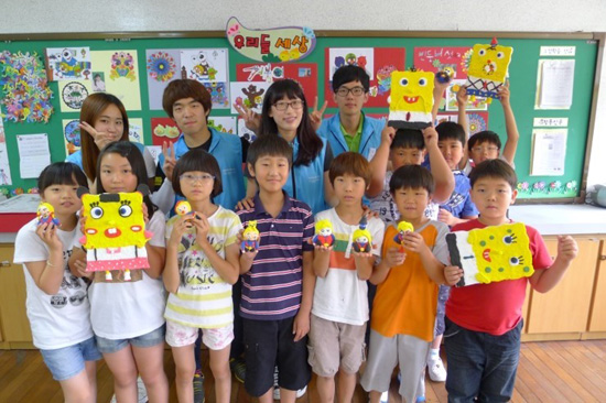 송해초등학교 학생들과 미술수업을 끝낸 후, 함께 찍은 사진