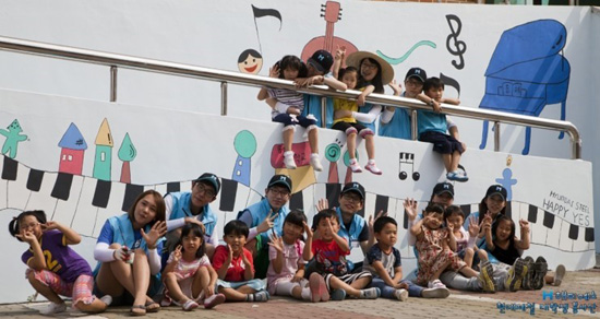 아이들과 함께 손잡고 완성했던 송해초등학교 담벼락을 완성한 후 사진을 찍었다.