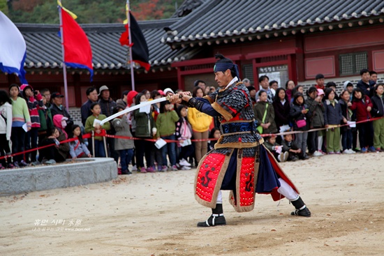 수원 화성 행궁 신풍루 앞에서 진검을 들고 무예24기 시범에 나선 장용영의 용맹한 군사