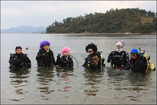 대전 잠수교실에서 온 참가자들이 이색 퍼포먼스를 한채로 바닷속에 들어갔다.
