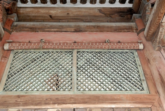 운한각 문 위에 말아 걸어놓은 발. 200년 동안 그렇게 보관이 되어있다