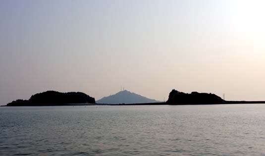  연평도 선착장에서 바라본 소연평도(가운데). 연평도는 2년 전 한반도의 화약고로 전 세계의 이목을 집중시켰다. 